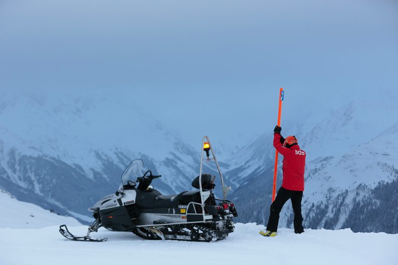A worker plants a piste marker on a mountain during the morning ski patrol in Davos, Switzerland, on Tuesday, Jan. 19, 2016. World leaders, influential executives, bankers and policy makers attend the 46th annual meeting of the World Economic Forum in Davos from Jan. 20 - 23. Photographer: Jason Alden/Bloomberg